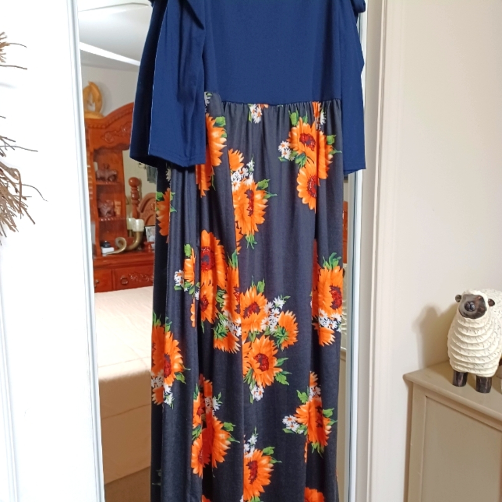 Maxi dress with cold shoulders beautiful flowers NWOT